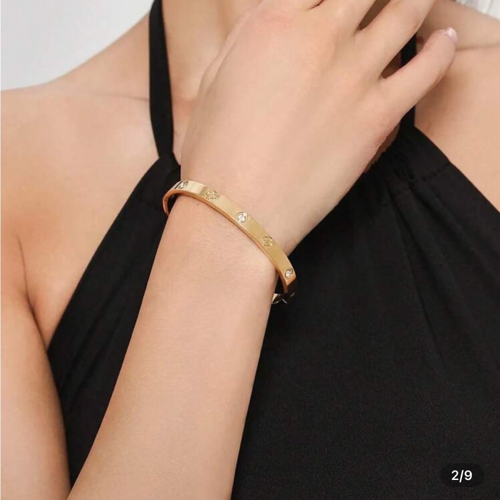 Elegant Gold tone Bracelet with Heart and crystal Accents - Picture 2 of 4